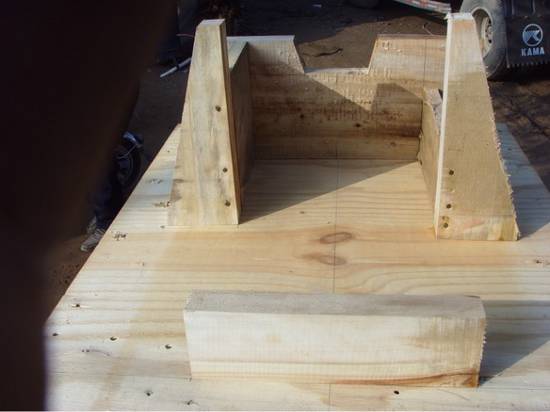 發(fā)動機(jī)底座1